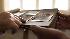 Sona Mehta montre du doigt de vieilles photos dans un album en racontant l’histoire de sa famille